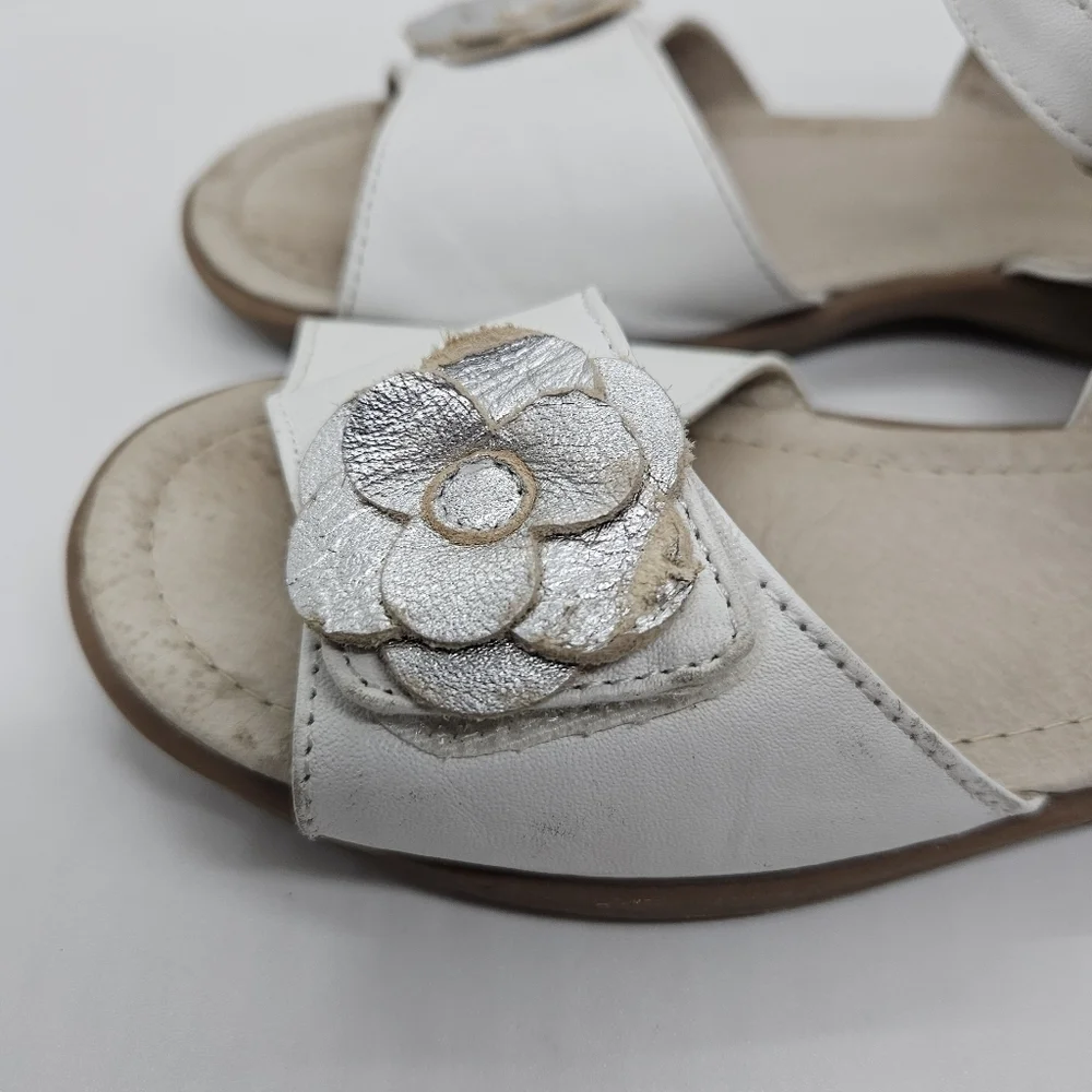 Kai white leather sandals with flower detail size 1.5